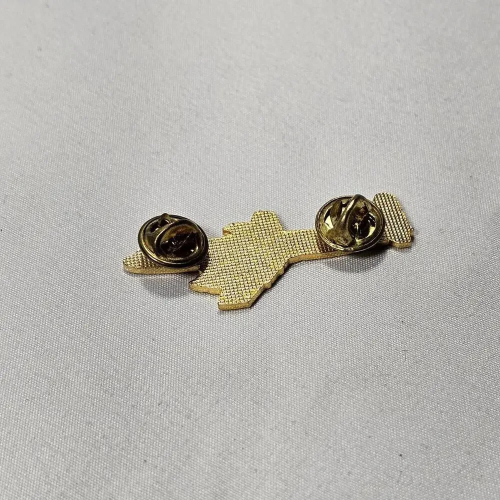 Reeve Aleutian Airways (RAA) Lockheed L-188 Electra Turboprop Airliner Lapel Pin - Picture 3 of 3